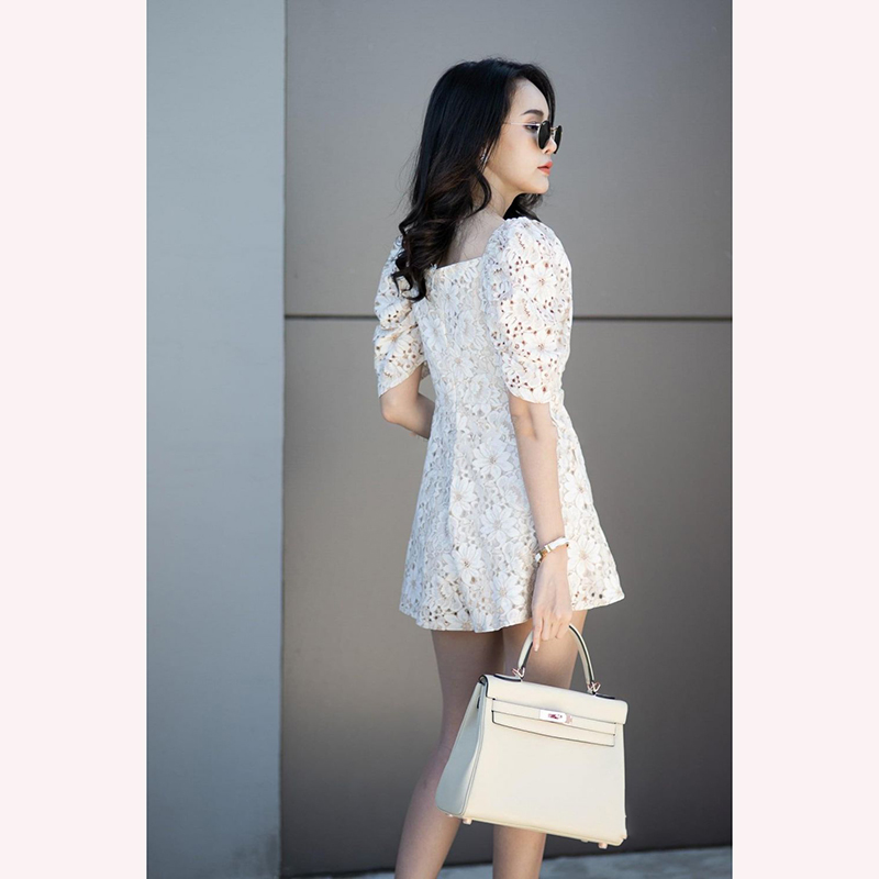 kudapy จั้มสูทขาสั้นสีครีม/สีขาว ด้วยผ้าลูกไม้ เป็นทรงจั้มสั้น งานน่ารัก มีซับให้ทั้งชุด สามารถใส่เป็นปาดไหล่ก็ได้