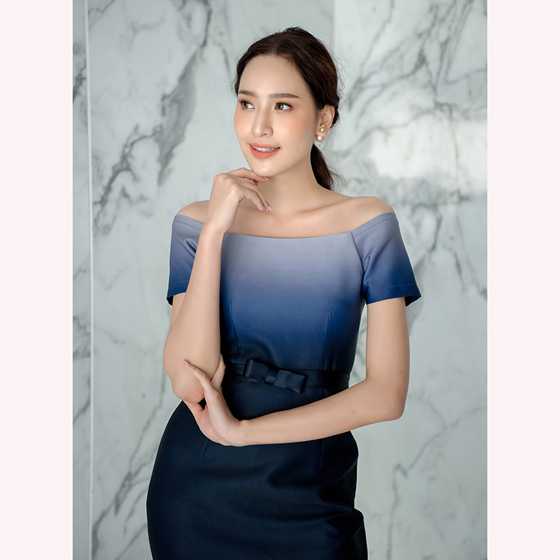 kudapy เดรสสั้นสีแดง สีชมพูนู๊ด และสีน้ำเงินกรมท่า ผ้าไหมอิตาลีไล่สี ทรงเปิดไหล่ แขนสั้น กระโปรงเข้ารูปทรงสอบ มาพร้อมเข็มขัดโบว์