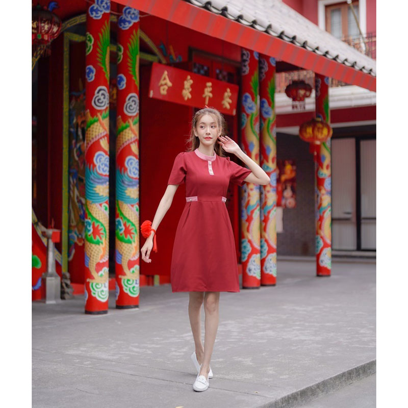 kudapy เดรสสั้นสีแดงสีดำ/สีน้ำตาล คอกลมแต่งกระดุม ใส่ไปงานตรุษจีน ใส่ทำงาน สวยดูดีน่ารัก