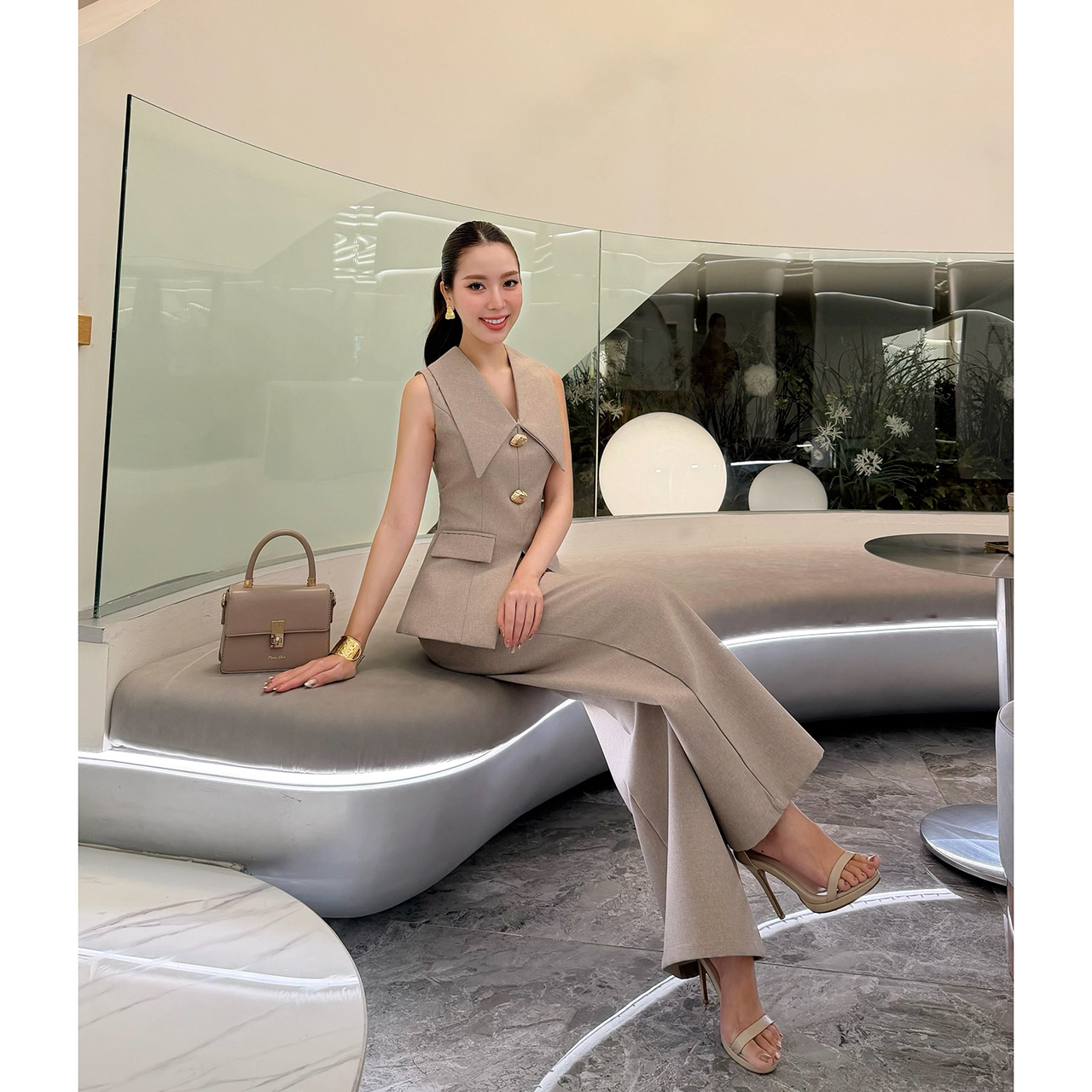 kudapy เซ็ตสุดหรูดูแพง ดีไซน์เรียบแต่แฝงความสง่างาม เหมาะสำหรับใส่ทำงาน ไดีไซน์เสื้อ ทรงเบลเซอร์แขนกุด ปกคอขนาดใหญ่เพิ่มมิต