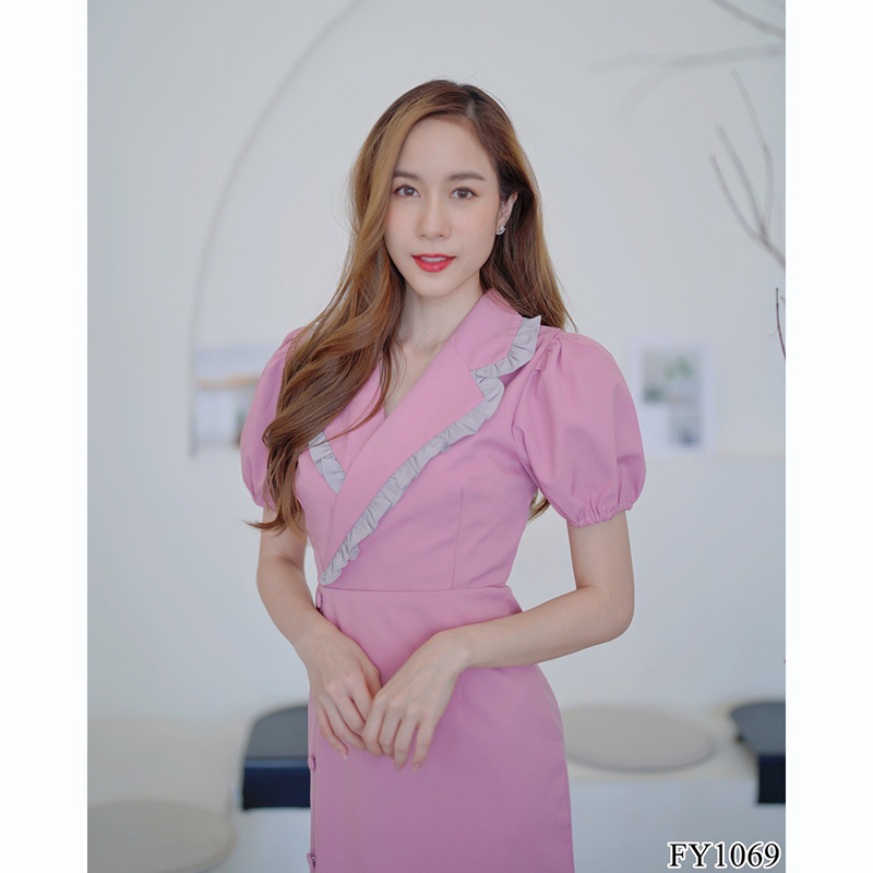 kudapy เดรสสั้นสีชมพู/สีกรม ปกสูทแต่งระบายกระดุมข้างแขนจั๊ม