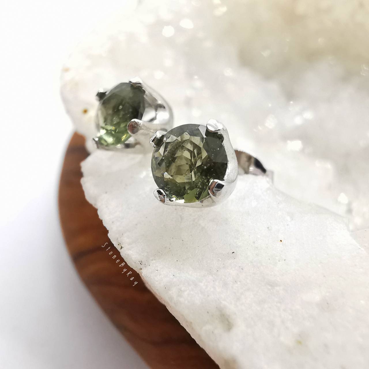 ต่างหูเงินสะเก็ดดาวโมดาไวท์ Moldavite