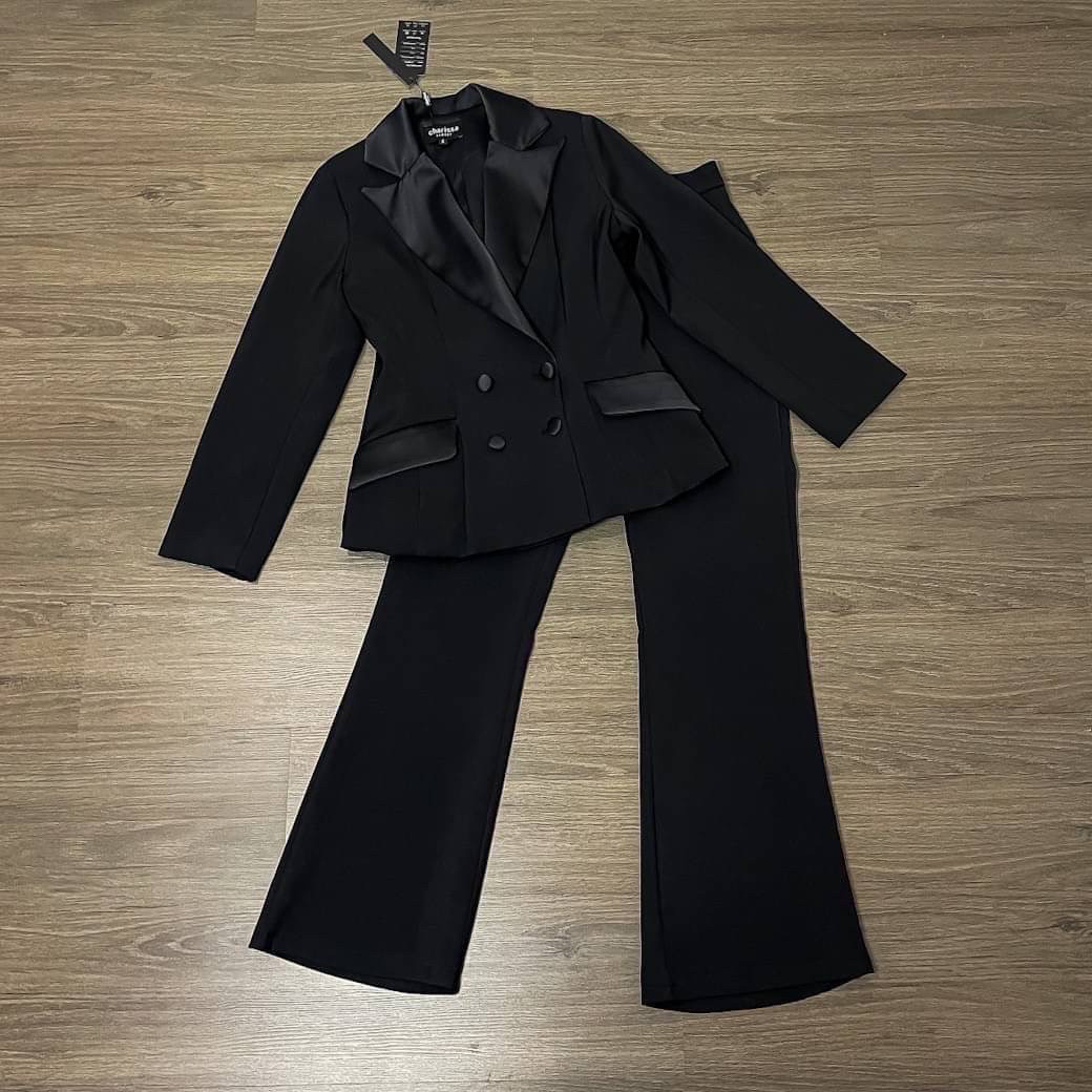 kudapy set suit สีดำ (Black), โรสโกลด์ (Rosegold) เสื้อเบเซอร์และกางเกงขายาว เรียบหรู เสื้อสูทแต่งปกผ้าเงาให้ดูเด่น ออกแบบกระเป๋าให้ใช้งานได้จริง