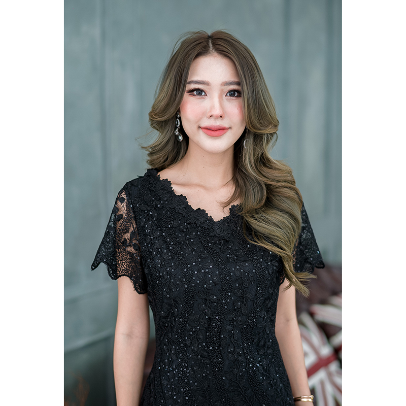 kudapy เดรสสั้นสีเขียว/สีดำ ผ้าลูกไม้เงาทอลายผ้าผสมเลื่อมสวยงาม รอบคอตกแต่งดอกไม้รอบคอสวยหวาน