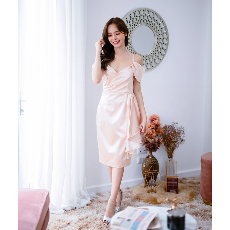 kudapy เดรสสั้นสีชมพูกลีบบัว/สีกรม/สีทองอมชมพู ช่วงอกเป็นอกป้าย จับจีบเดรป เซ็กซี่เล็กๆ แขนเป็นสายเดี่ยวมีผ้าปิดต้นแขน ช่วยพรางต้นแขนได้