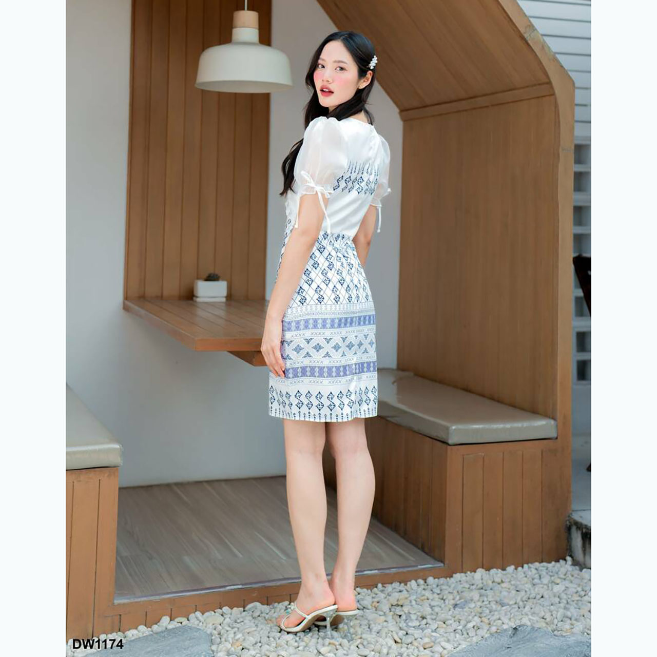 kudapy เดรสสั้นสีขาว/สีชมพู/สีฟ้า ลายไทยแต่งแขนผูกโบว์