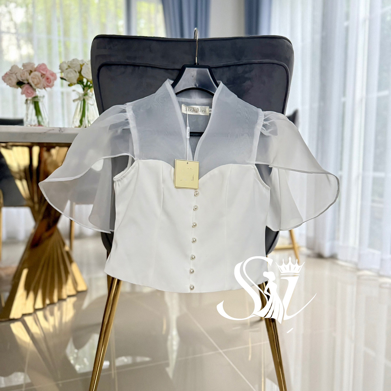 kudapy ชุดเซ็ทเสื้อผ้าแก้วสีขาว ทรงระบายปีกค้างคาว ดีเทลแขนระบาย ซิปหลัง อัดกาว มีซับใน+กระโปรงผ้าทอ จับจีบทวิส ซิปหลัง อัดกาว แต่งกระดุมหน้า