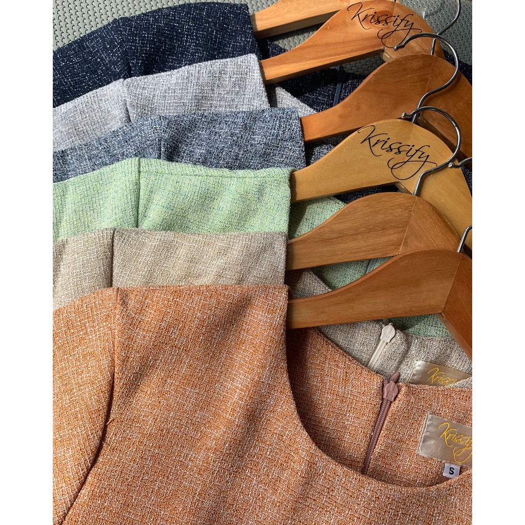 kudapy เดรสสั้นไปงาน สีกรมท่า,สีครีม สีเทา สีเขียว สีเทาเข้ม สีเขียวมิ้นท์ เดรสสั้นคอกลม แขนสั้น ซิบหลัง กระโปรงจับจีบตามแบบ ทรงสวยใส่สบายมากค่ะ