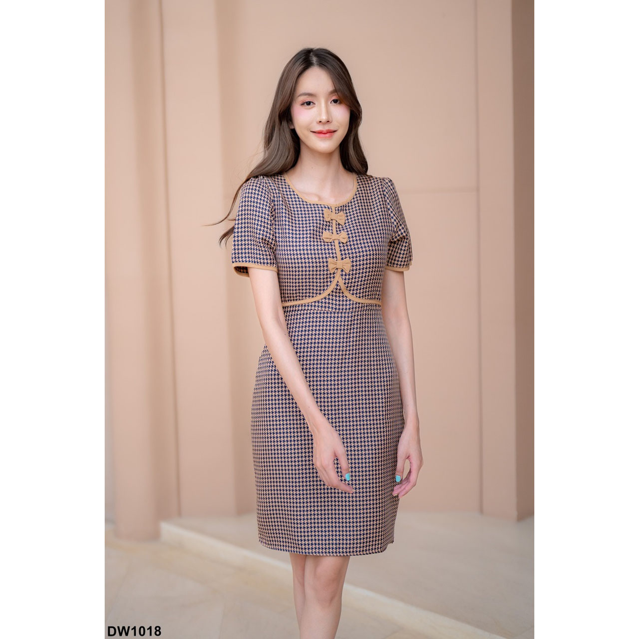 kudapy เดรสสั้นสีชมพู สีน้ำตาล สีฟ้า ลายสก๊อต ทรงเข้ารูป ดีเทลโบว์คอกลม งานซิปด้านหลัง