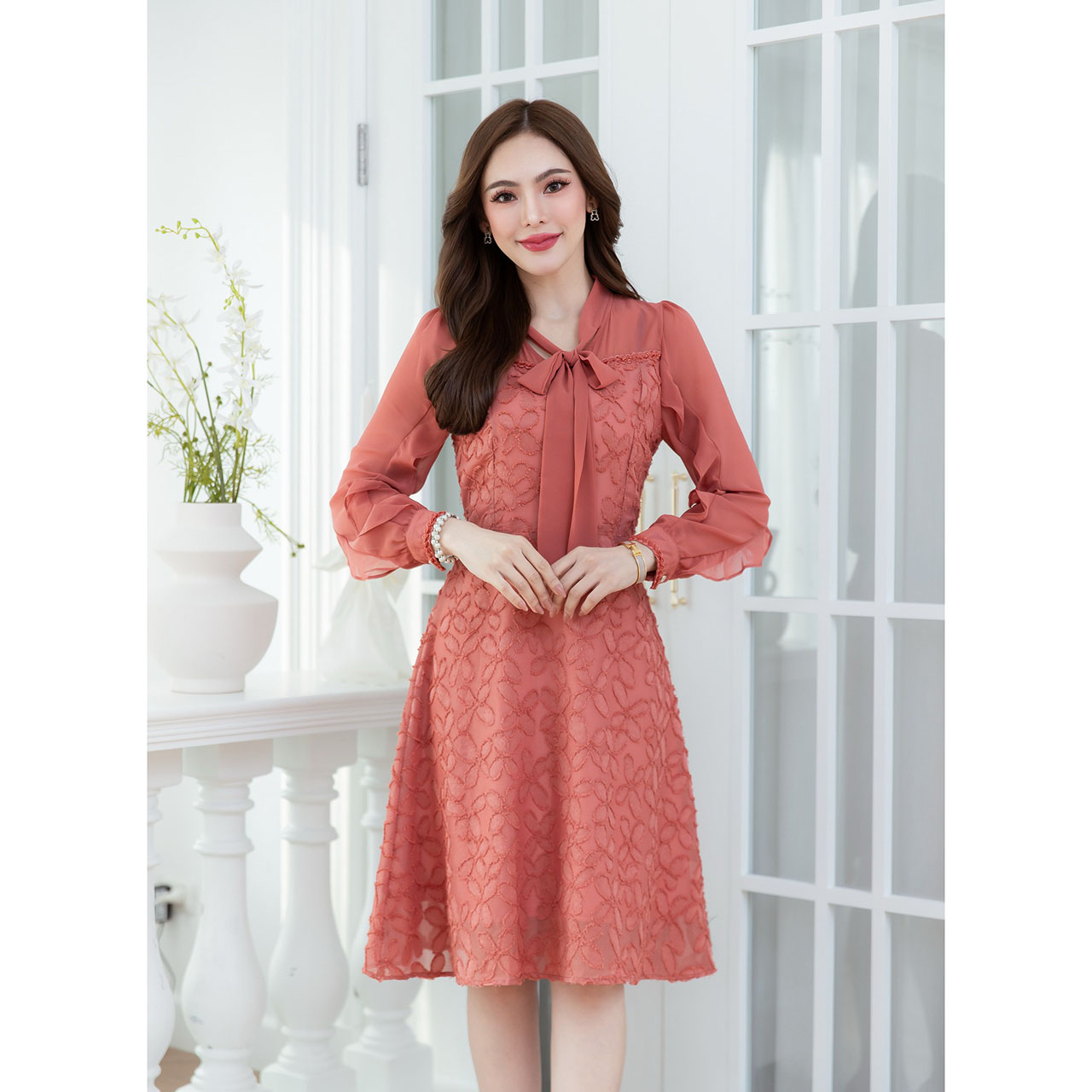 kudapy เดรสสั้นสีดำ/สีปูนแดง ผ้าทอเทคเจอร์ลายดอก แขนยาวชีฟอง มีดีเทลผูกโบว์ช่วงคอ แต่งอะไหล่ขอบด้ายช่วงอกและปลายแขน