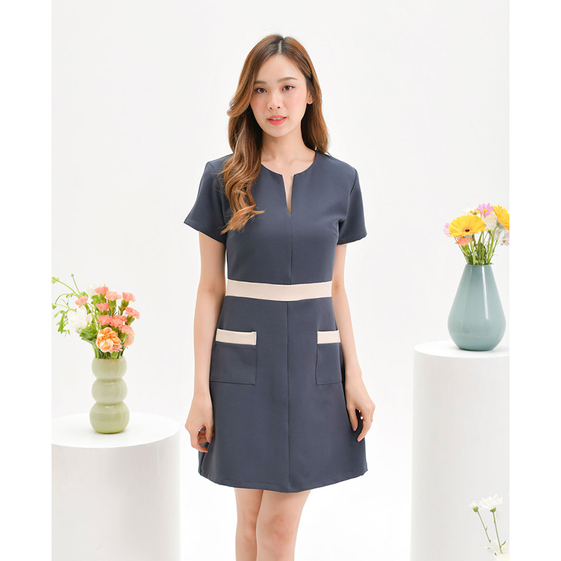 kudapy เดรสสั้นสีเทาเข้ม/สีเหลือง คอผ่า มีกระเป๋าใส่ของได้จริง คัทติ้งเล่นสีตัดต่อเอวและขอบกระเป๋า