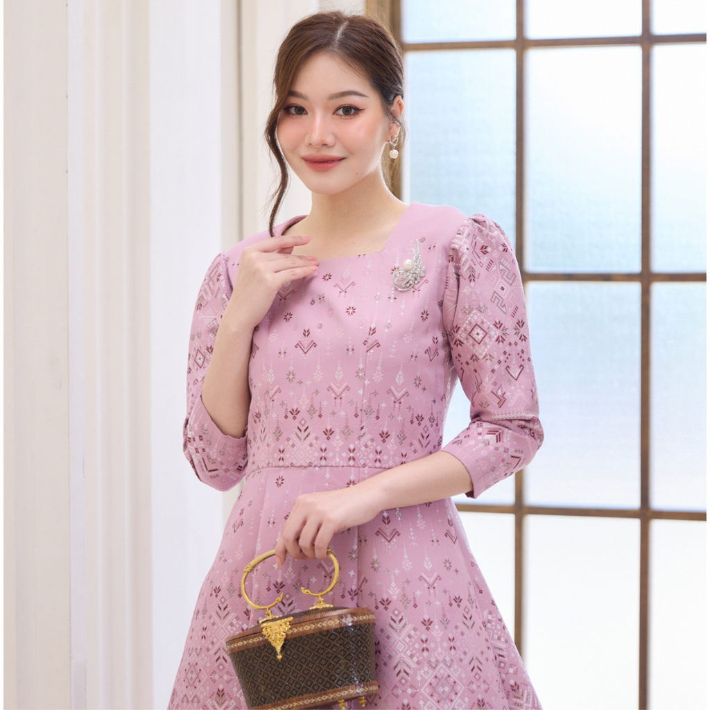 kudapy เดรสผ้าไทย เดรสทอลายผ้าไหม สีชมพู สีครีม แขนสามส่วน ผ้าอัดกาว มีซับใน ซิบหลัง