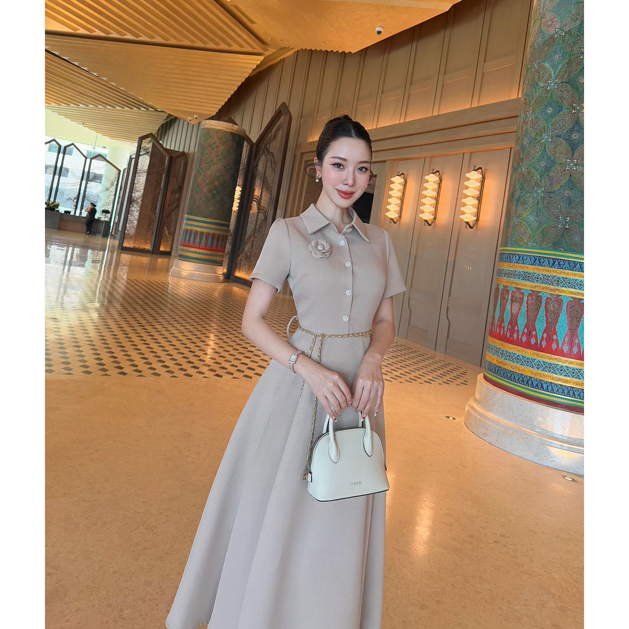 kudapy เดรสยาวสีครีม/สีฟ้า/ม่วงอ่อน/เหลืองอ่อน ผ้าทวิตญี่ปุ่นตกแต่งด้วยกระดุมดอกคามิเลีย ีซับในทั้งชุด ผ้าอัดกาวอย่างดี มาพร้อมกับเข็มขัดโซ่ และเข็มกลัดดอกไม้