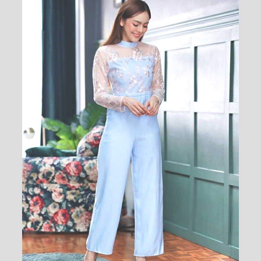 kudapy จั้มสูทขายาวสีฟ้าสดใส ดีเทลด้านบนเป็นมุ้งดอกแขนยาว แอบเซ็กซี่เบาๆ มีกระเป๋าด้านข้างน้า ล้วงกันเท่ๆเก๋ๆ เข้ากันกับจั๊มสุดดด ทรงนี้ขายดี ปังเว่อร์ ชุดก็สีสวยมาก