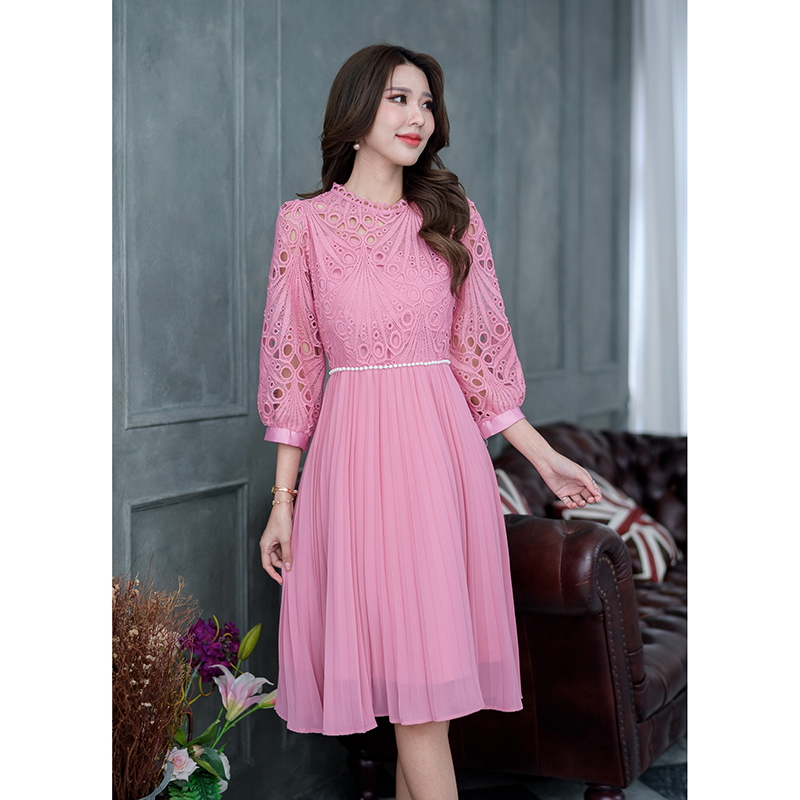 kudapy เดรสสั้นสีน้ำตาล/สีชมพู ดีไซน์แขนยาวจั้มปลายแขน งานแขนพองสวยกำลังดีคะ ช่วงกระโปรงเป็นผ้าชิฟฟ่อนอัดพลีทกระโปรงทรงเอ