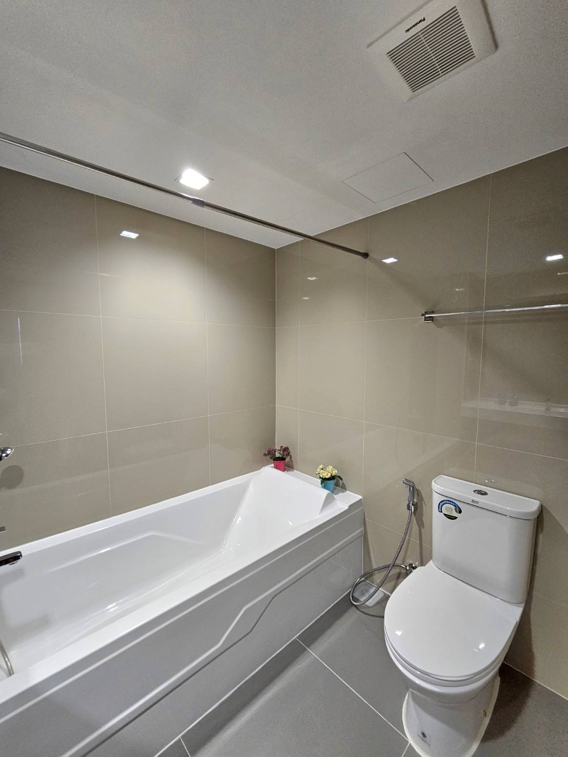 ให้เช่าห้องน่าอยู่ตกแต่งครบมีเครื่องซักผ้า BTS บางจาก สอบถามแอด Line ID : Smile-easy ที่ IDEO Sukhumvit 93