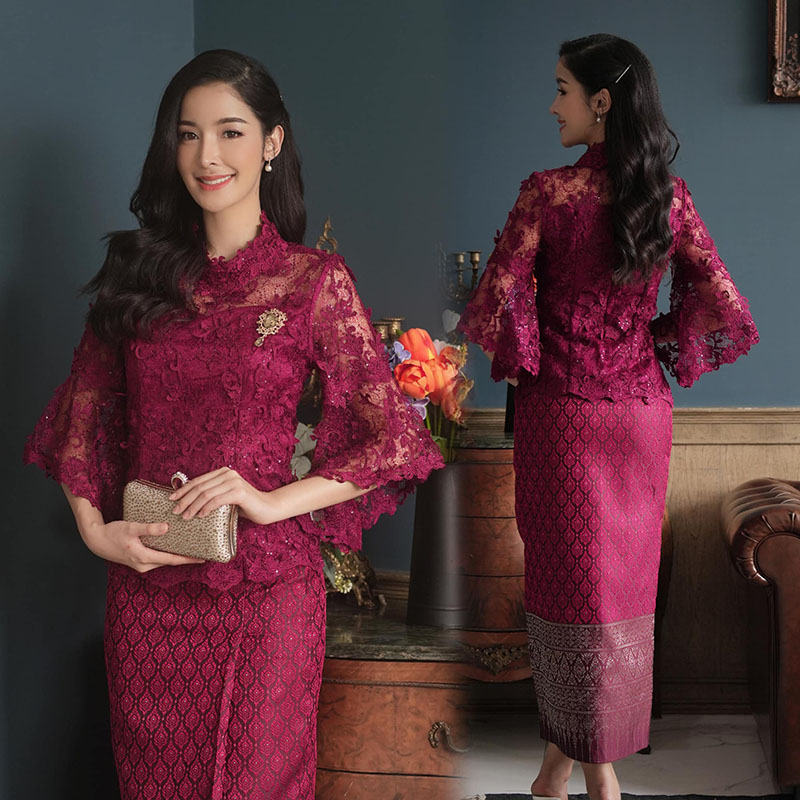 kudapy ชุดเซ็ทเสื้อ+ผ้าถุงสีแดงไวน์ เสื้อลูกไม้ใยบวบผสมเลื่อมเกรดพรีเมี่ยม ซิปหลัง มีซับทั้งตัว แขนระบายสามส่วน คอปีน งานเย็บประณีต หรูหรา ใส่งานบุญ งานพิธีการต่าง ๆ