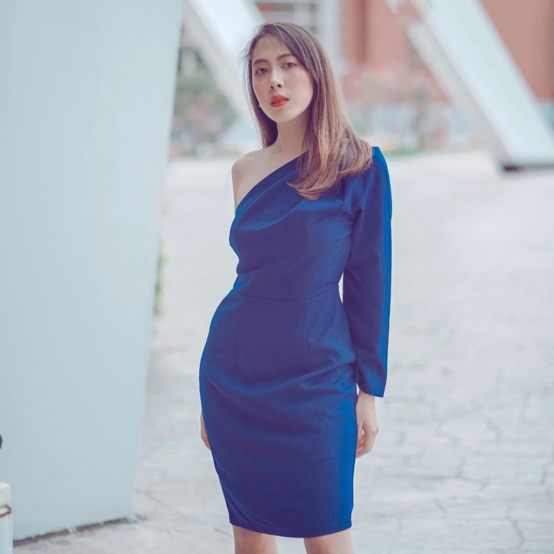 kudapy ชุดไปงานแต่งงานสีชมพู,สีแดง,สีกรมท่า เดรสสั้นไหล่เฉียงข้างแขนยาว เรียบหรู สวย ดูดี ใส่เป็นชุดราตรี ชุดออกงาน