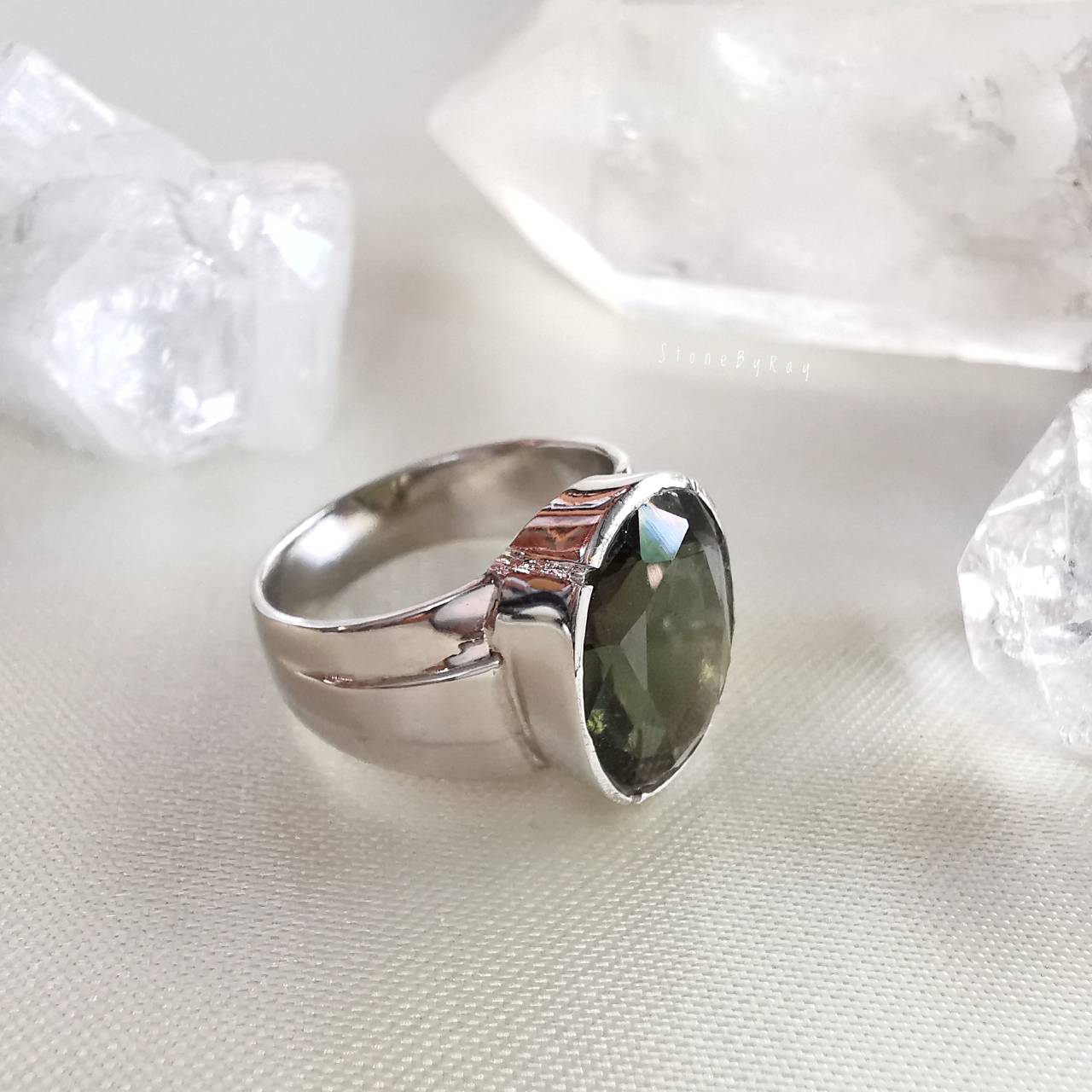 แหวนเงินสะเก็ดดาวโมดาไวท์(Moldavite)