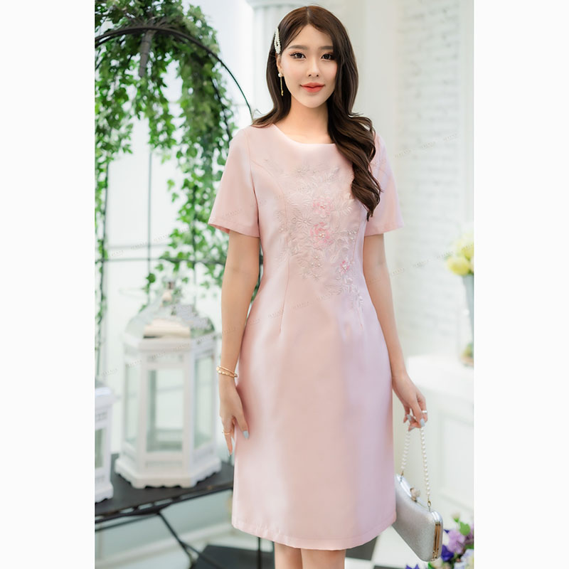 kudapy เดรสสั้นสีชมพู/สีน้ำตาลอ่อน ผ้าไหมญี่ปุ่นอัดกาว มีซับในและซิปหลัง ปักลายดอกไม้ดูสวย ทันสมัย