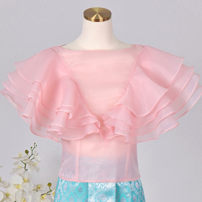 kudapy เสื้อไปงาน ผ้าแก้วคอปาดแคบสีชมพู/สีฟ้า/สีเหลือง แต่งระบายช่วงแขนเป็นทรงหน้าอก V Shape ระบาย 4 ชั้นสวยหรูมากๆค่ะรุ่นนี้ ขายดีสุดๆ