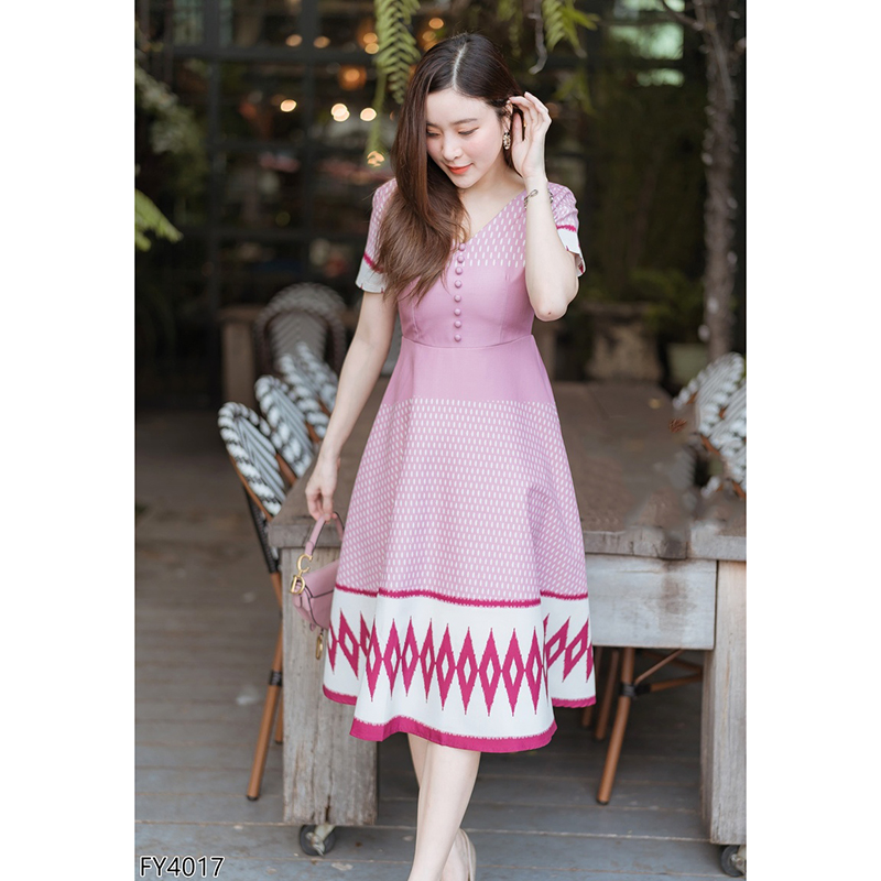 kudapy เดรสสั้นผ้าไทยแขนสั้นคอวีกระดุมหน้าสีแดง/สีชมพู กระโปรงบานผ้าไทย