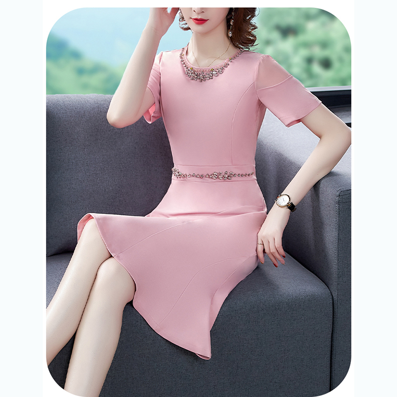 kudapyเดรสสั้นสีชมพู ดีไซน์สวยหรูที่คริสตรัลสี ที่ตกแต่งคอเสื้อและเอว