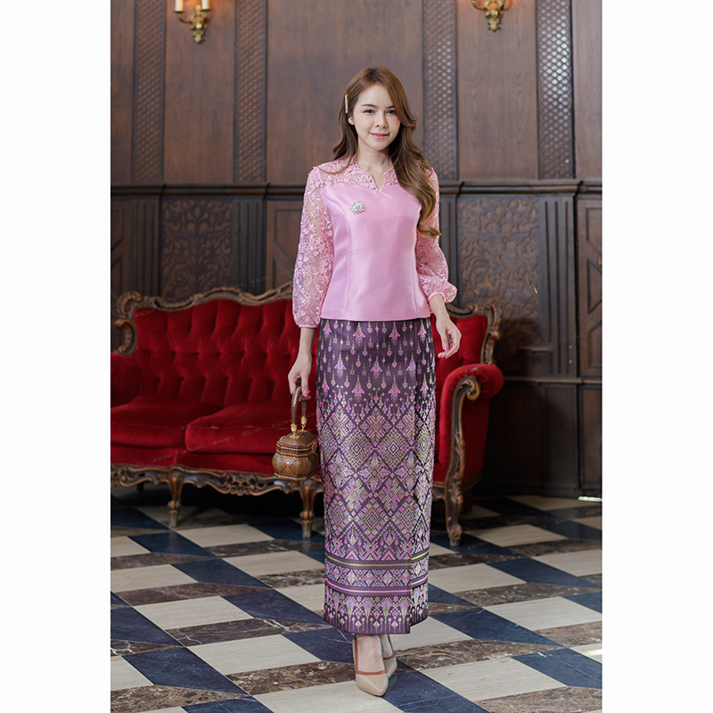 kudapy งานเสื้อผ้าไหมทอสี่เส้นสีทอง/สีชมพู +ผ้าถุง งานเสื้ออัดกาวมีซับใน มาพร้อมชิปซ่อนหลังใส่สบาย งานคอวีตามลายลูกไม้ แขนบอลลูนตัดต่อ