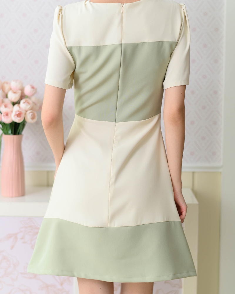 kudapy เดรสแขนสั้นดีไซน์คอเหลี่ยม เล่นสีทูโทนรอบอกและชายกระโปรง แต่งเชือกโบว์เล็กๆเพิ่มความน่ารัก
