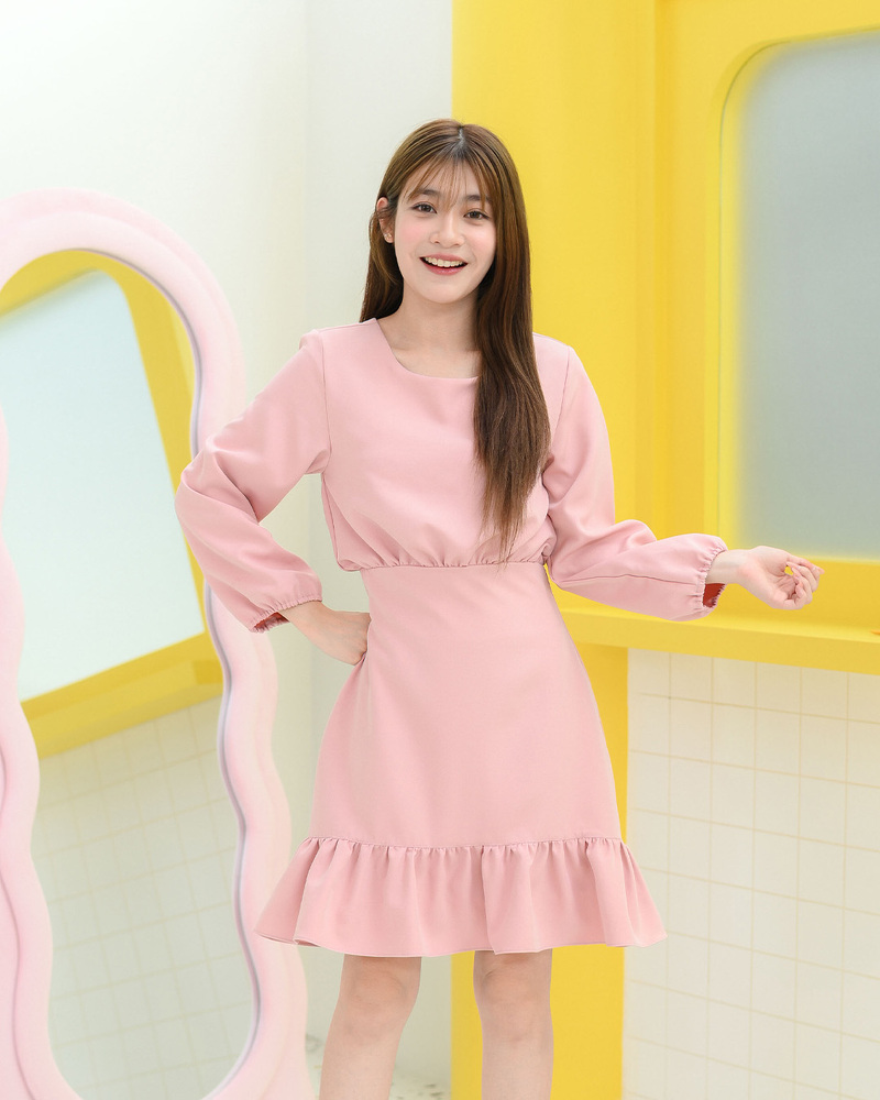 kudapy เดรสแขนยาวคอกลม จั๊มที่ปลายแขนเบาๆ รูดเอวเพิ่มเลเยอร์เก๋ๆ แต่งระบายชายพลิ้ว ผ้าใส่สบาย