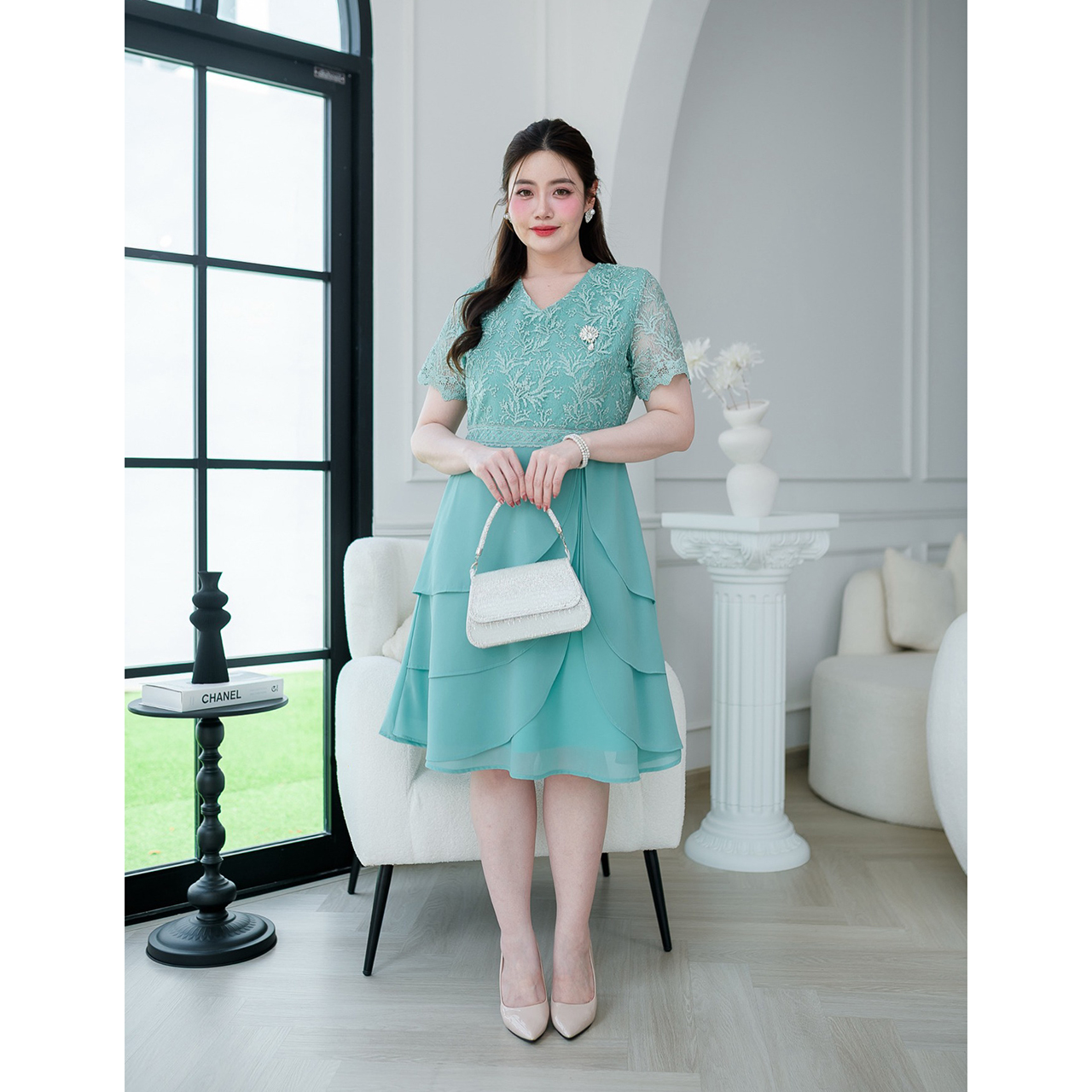 kudapy เดรสกระโปรงเลเยอร์สามชั้น เดรสด้านบนเป็นงานผ้าลูกไม้ใยบวบปักลายแซมเลื่อม กระโปรงผ้าชีฟอง เอวตกแต่งอะไหล่ลูกไม้เป็นเข็มขัดดีเทลสวย