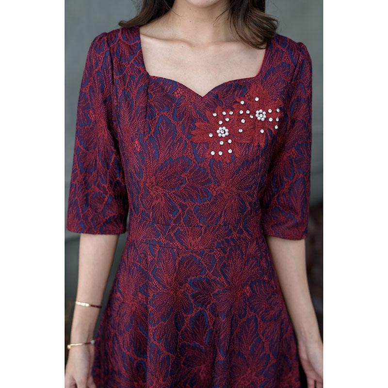 kudapy เดรสสั้นสีกรม/สีดอกแดง ลูกไม้ทูโทน ผ้าสวยงานเนี๊ยบ ผ้าทิ้งตัวสวยดีไซน์แขนศอกทรงใส่ง่ายสุภาพ เอวต่อกระโปรงทรงบานสวิง มีดีเทลตกแต่งลูกไม้ดอกที่อก