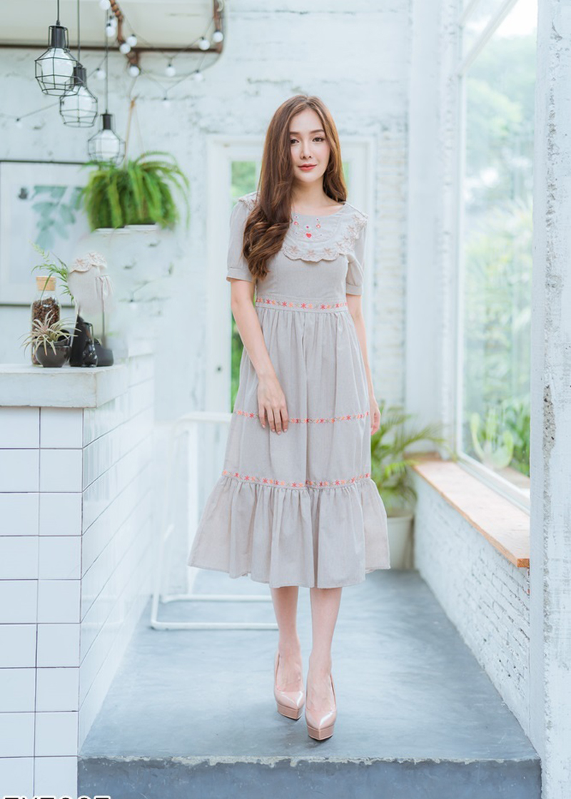 เดรสสั้นคอกลมสีน้ำตาล ดีเทลแต่งลูกไม้ที่ช่วงอก ทรงระบาย