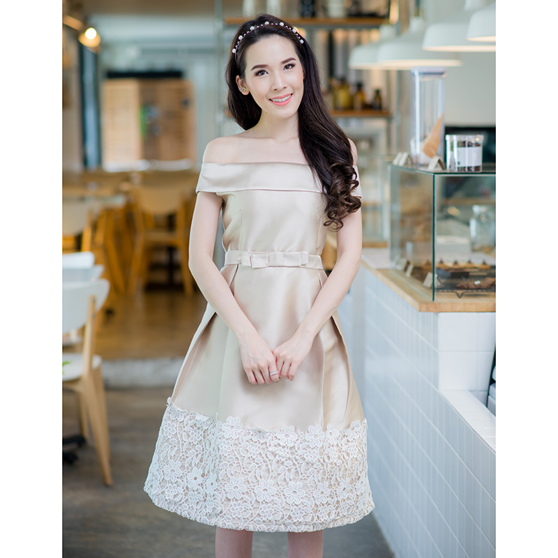 kudapy เดรสผ้าไหมลายดอกสีทอง กระโปรงจับจีบพองนิดๆ มาพร้อมเข็มขัดโบว์ตัดด้วยผ้าไหมแบบเดียวสีเดียวกัน