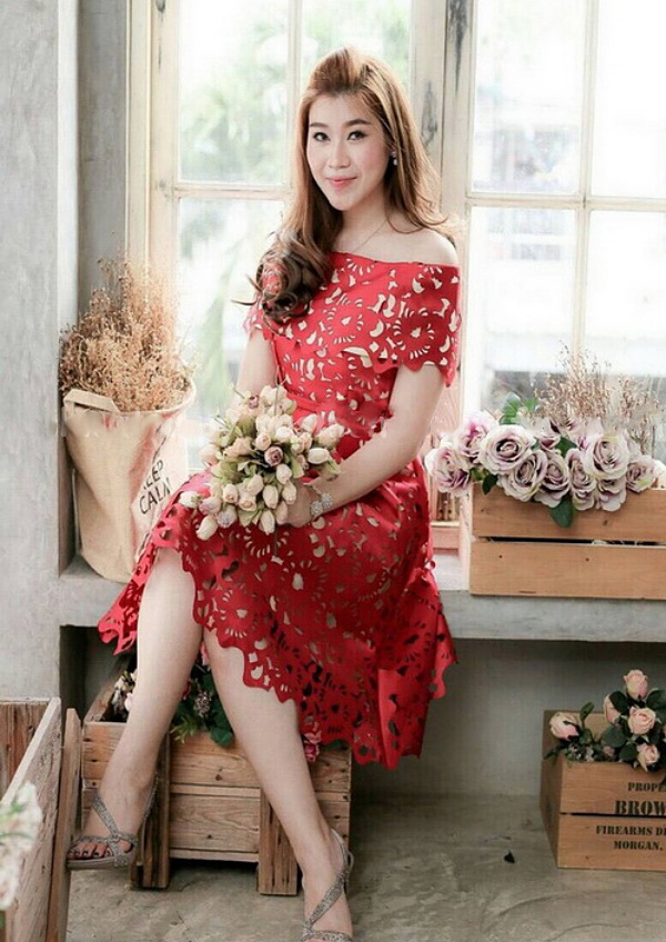 ชุดไปงานแต่งงาน ชุดไปงานแต่งสีแดง ผ้าไหมซาตินเปิดไหล่ลายฉลุทำยาก สุดๆ