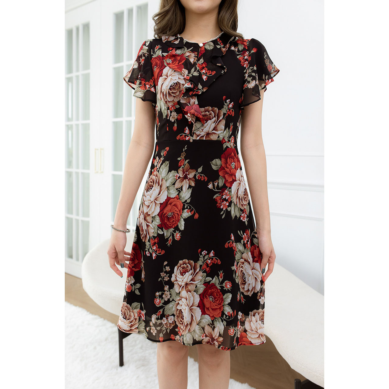 kudapy เดรสสั้นสีชมพู/สีดำ ผ้าชีฟอง ระบายรอบคอและอก มีดีเทลแต่งมุกขาวรอบคอสวยหรู ผ้าลายดอกสวยเด่นสดใส