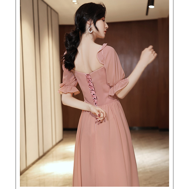 kudapy ชุดเดรสราตรียาว ผ้าชีฟองเนื้อดีสีชมพูนู้ด เดรสเปิดไหล่ หรือปิดไหล่ รอบคอเสื้อมีสายยืดจั๊มด้านใน แขนเสื้อสั้น ปลายแขนจั๊ม เย็บแต่งโบว์ที่เอวด้านหน้า