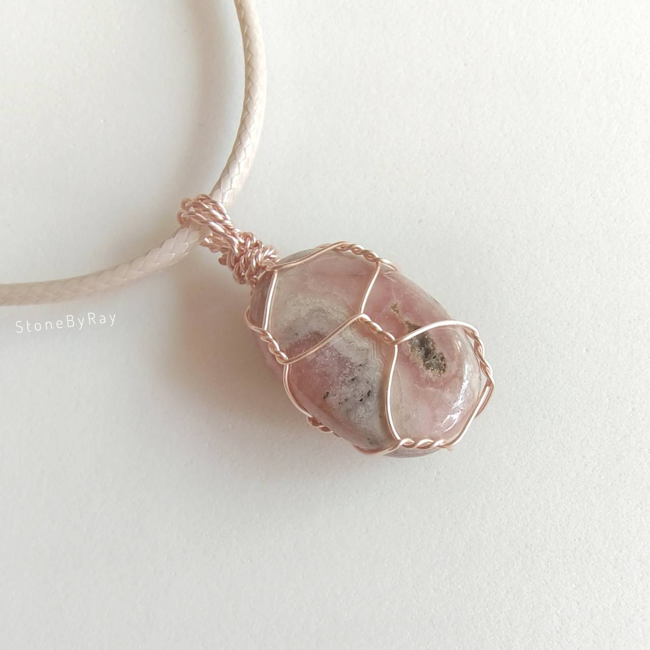 สร้อยคอเชือกจี้ลวดดัดกับหินโรโดโครไซต์ Rhodochrosite