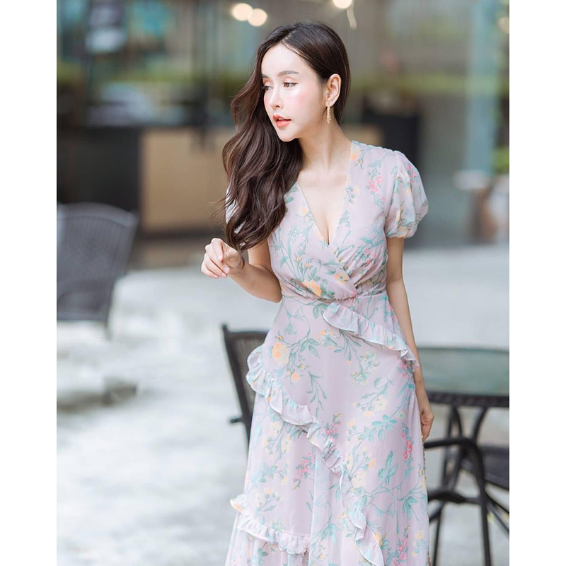 kudapy แม็กซี่เดรสผ้าพริ้วพิมพ์ลายดอกไม้ คอวีทบ แขนตุ๊กตา กระโปรงผ่า ขลิบขอบแต่งระบาย สวยสะพรึง