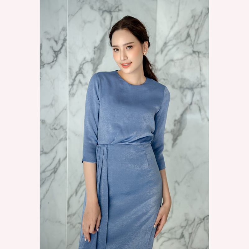 kudapy เดรสสั้นออกงาน ผ้าซาตินเครป คอกลม แขนสี่ส่วน กระโปรงเข้ารูปทรงสอบ แต่งผ้าเฉลียงยาวด้านข้าง สวยเก๋มากๆ