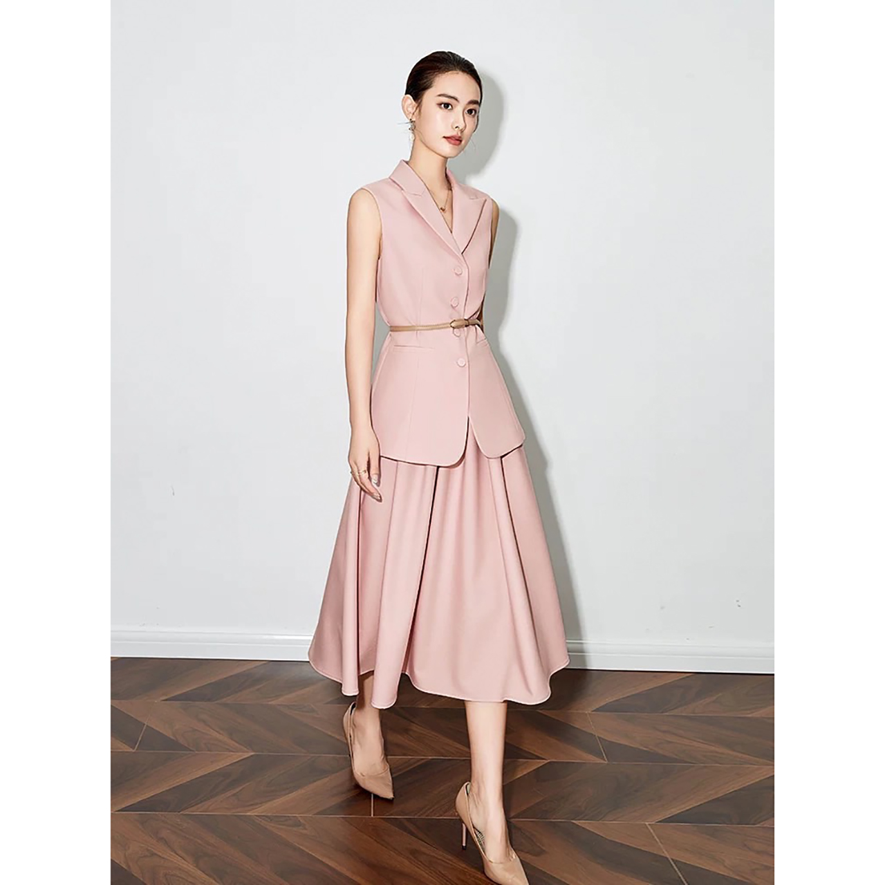 kudapy เซ็ทเสื้อแขนกุดมาพร้อมกับกระโปรงทรงยาว เสื้อเก็บทรงสวย แต่งปกสูทกระดุมปั้มติดได้จริง