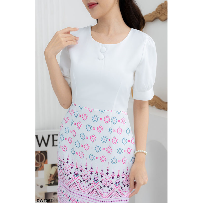 kudapy เดรสสั้นสีขาว/สีม่วง/สีเขียว ผ้าพิมพ์ลายไทย ผ้าเรียบช่วงบนใส่ไปทำงาน แต่งกระดุมกลางอก งานซิปหลัง