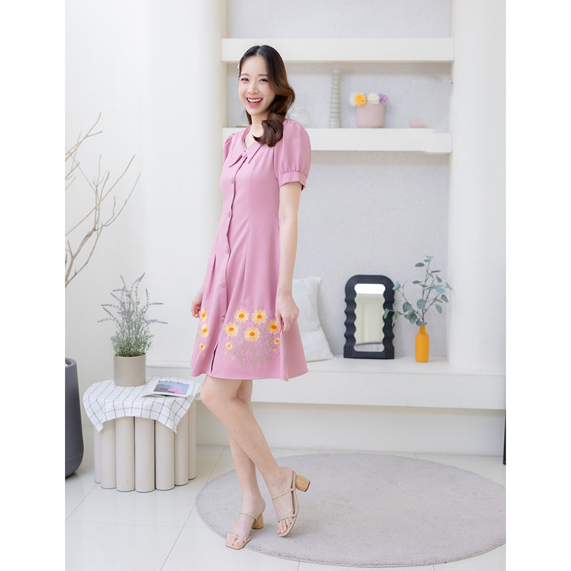 kudapy เดรสสั้นสีชมพู/สีฟ้า/สีน้ำตาล คอปกปักดอกเหลืองแต่งกระดุมน่ารัก
