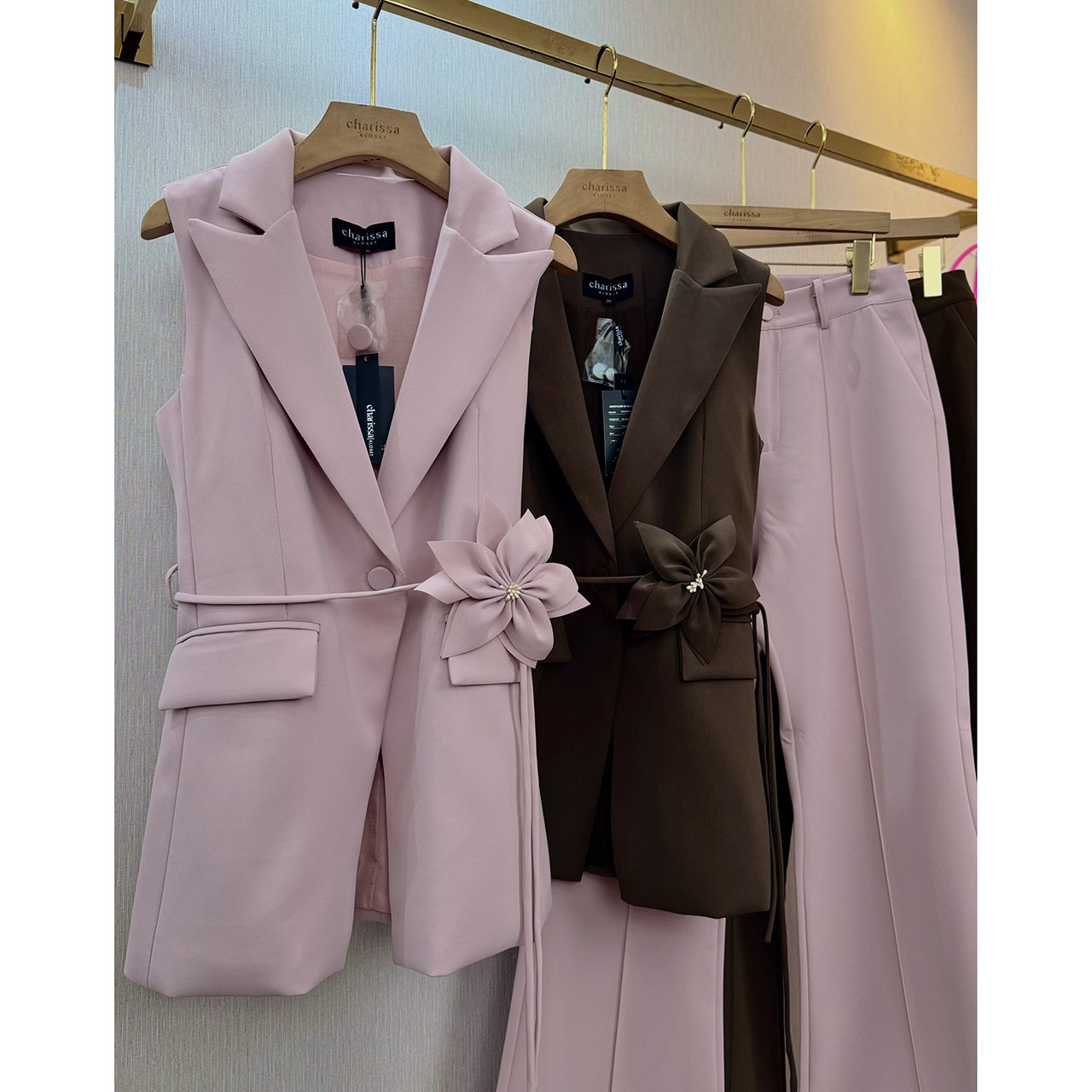 kudapy เซ็ทแขนกุดมาพร้อมกับกางเกงขายาว มีซับในทั้งตัว เสื้อแขนกุดปกสูท เย็บเข้ารูป กระเป๋าจริง