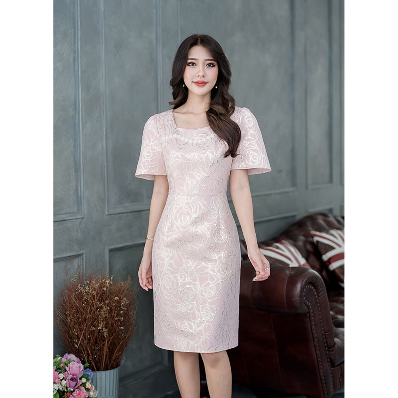 kudapy เดรสสั้นสีส้ม/สีชมพูอ่อน ผ้า jacquard ทอลายกุหลาบ โทนสีดอกไม้กุหลาบจะเป็นดิ้นทอง ดีไซน์ต่อเอว ตัวเดรสกระโปรงทรงตรง แขนสั้นบาน