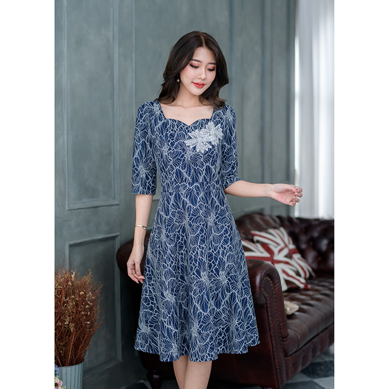 kudapy เดรสสั้นสีกรม/สีดอกแดง ลูกไม้ทูโทน ผ้าสวยงานเนี๊ยบ ผ้าทิ้งตัวสวยดีไซน์แขนศอกทรงใส่ง่ายสุภาพ เอวต่อกระโปรงทรงบานสวิง มีดีเทลตกแต่งลูกไม้ดอกที่อก