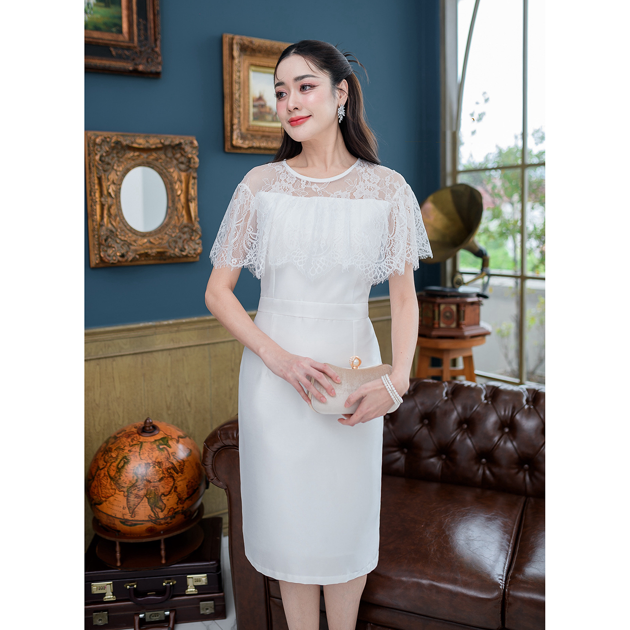 kudapy เดรสสั้นสีขาว/สีชมพุ ผ้าไหมอัดกาวทั้งชุด ดีไซน์คลุมไหล่ด้วยผ้าลูกไม้ฝรั่งเศส