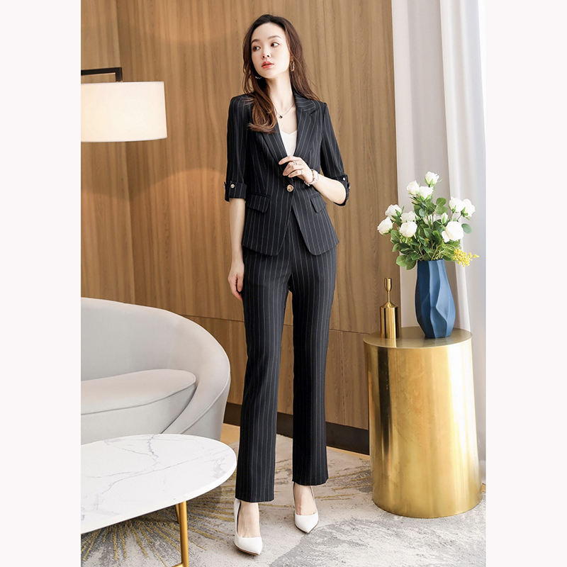 kudapy ชุดสูททำงานผู้หญิงสีดำ/สีขาว/สีเบจ แขนสามส่วนลายทางพร้อมกางเกง จุดเด่นของชุดนี้คือการออกแบบให้เป็นลายทางเพื่อเพิ่มสไตล์