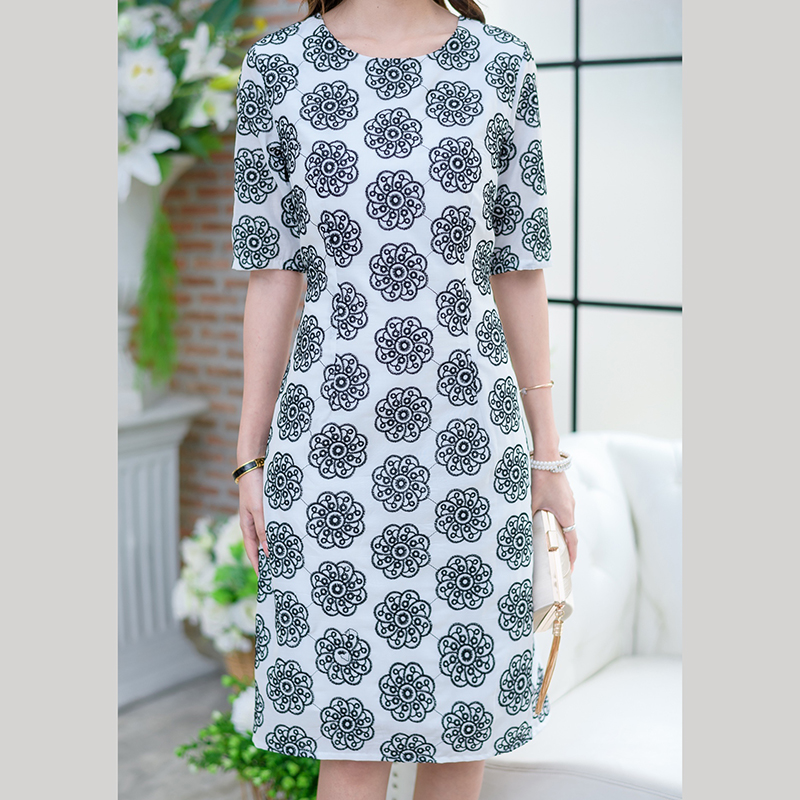 kudapy เดรสสั้นไปงานผ้าปักลายดอกไม้สีขาว,สีดำ ผ้าสวยงานปักแน่นสวยอย่างดีค่ะ ทรงเดรสเป็นทรงคอกลม แขนศอก มีซับในซิปหลัง