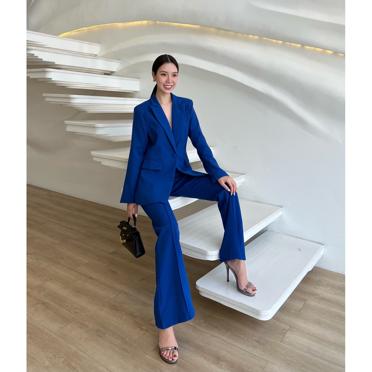 kudapy setsuit เสื้อ+กางเกง ตัวเสื้อออกแบบให้มีกระดุมปั้มผ้าเดียวกับสูท 1 เม็ดติดได้จริง กระเป๋าจริง มีซับในทั้งตัว